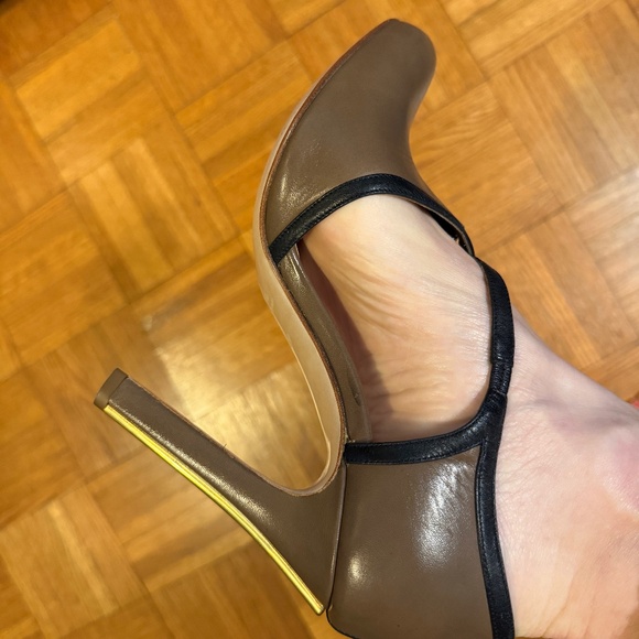 Miu Miu (37) Warm Taupe+Black Crossover Pumps - Picture 9 of 10